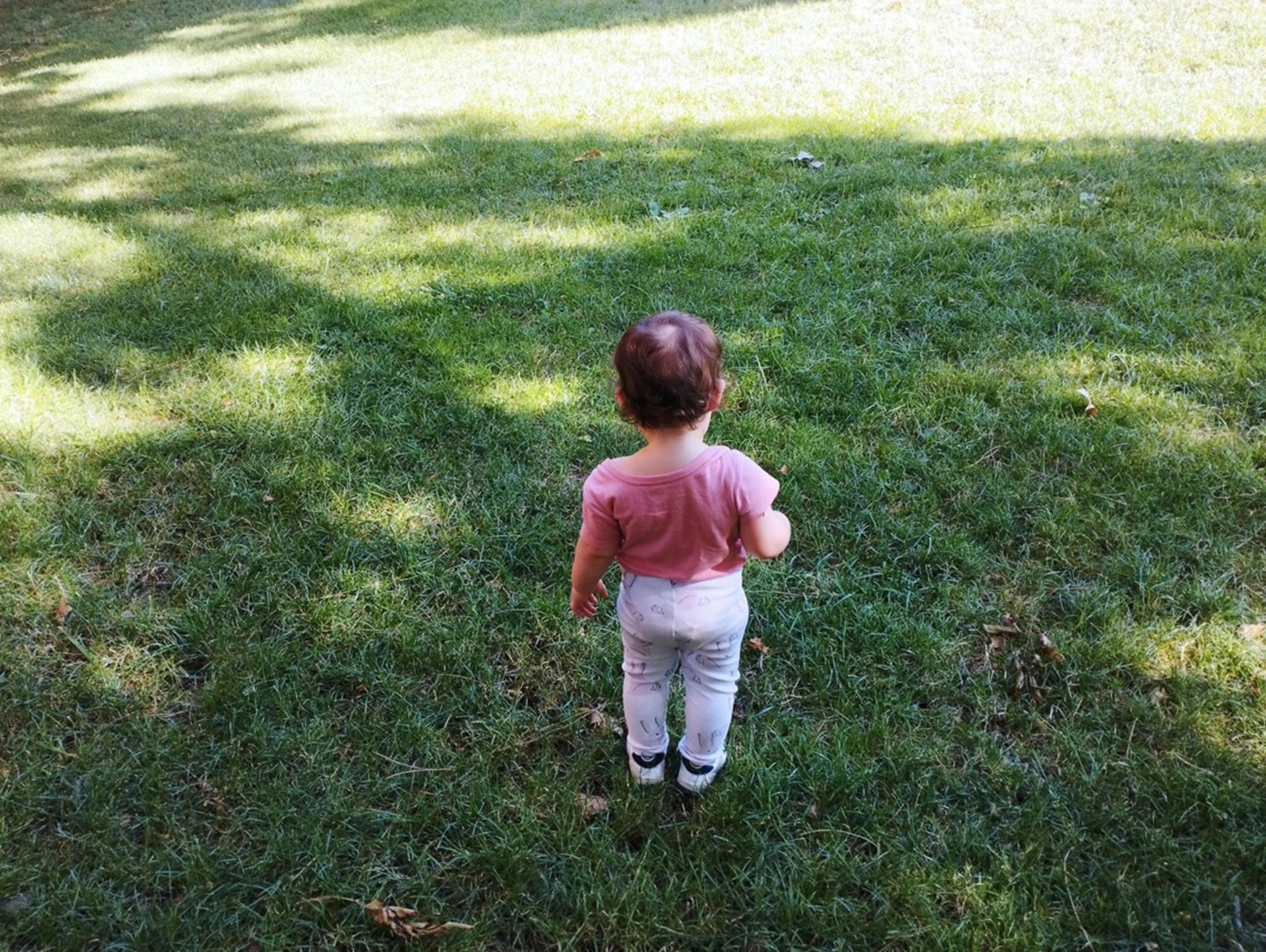 Niña jugando con sombras en el parque